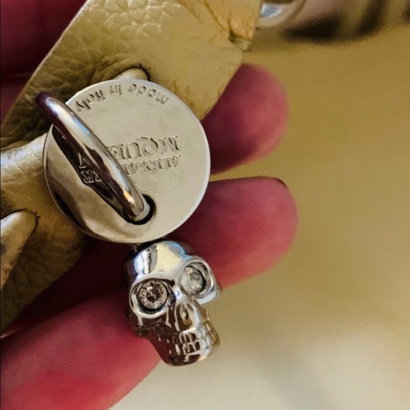 Reposhing this beautiful bag is just not my style - Picture 3 of 5